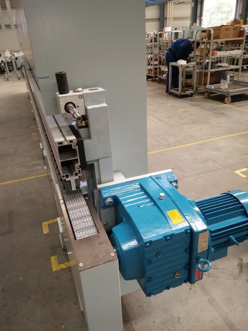 銷售減速機(jī)及加工定制非標(biāo)減速機(jī),等先進(jìn)的機(jī)械設(shè)備和成套產(chǎn)品的現(xiàn)場(chǎng)